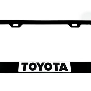 Pu&ograve; includere: Cornice per targa nera con logo "TOYOTA" argentato.
