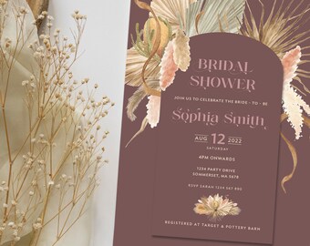 Könnte beinhalten: Eine braune Einladung mit einem floralen Design aus getrockneten Palmblättern und einem Farbspiel aus Rosa und Beige. Der Text lautet "Bridal Shower" und "Sophia Smith" mit dem Datum "Aug 12, 2022".