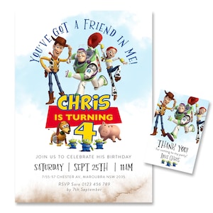 Può includere: Un invito di compleanno a tema Toy Story per un bambino che compie quattro anni. L'invito presenta i personaggi Woody, Buzz Lightyear, Jessie e altri personaggi di Toy Story. L'invito è blu e rosso con testo bianco. Il testo recita "You've got a friend in me! Chris is turning 4. Join us to celebrate his birthday Saturday, Sept 25th, 11am. 7/55-57 Chester Av, Maroubra NSW 2035. RSVP Sara 0123 456 789 by 7th September."
