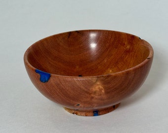 Cuenco pequeño torneado a mano con maderas duras de Texas. Diámetro: 4-5”, altura: 1-2”. Perfecto para dulces, bocadillos, joyas, coleteros, etc.