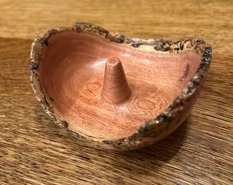 Cuenco para anillos torneado a mano con maderas duras de Texas. Diámetro: 4-5 pulgadas, altura: 1-2 pulgadas. Perfecto para anillos, joyas, coleteros, etc.