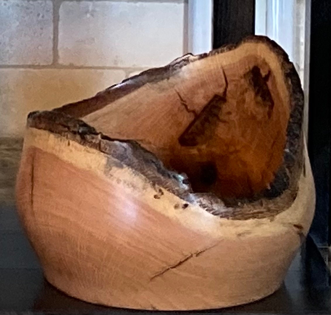 Cuenco grande con borde natural, torneado a mano con maderas duras de Texas. 18-28 cm de diámetro y 7-13 cm de alto. Ideal para dulces, aperitivos, fruta y servilletas.