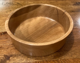 Plato plano mediano, con borde natural o terminado. Torneado a mano a partir de maderas duras de Texas. 7-8” de diámetro, 2” de alto. Perfecto para llaves, dulces, dados y coleteros.