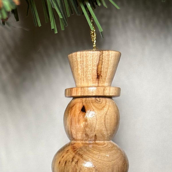 Bezauberndes Schneemann Ornament aus Holz. Aus recyceltem Texas Holz gedrechselt. Sieht toll aus an einem Baum oder Türgriff hängend. Sicher, Sie lächeln zu lassen.