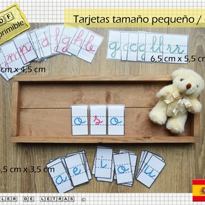 Puede incluir: PDF imprimible de tarjetas de letras del alfabeto espa&ntilde;ol en azul, rojo y verde. Las tarjetas miden 6,5 cm por 5,5 cm y 6,5 cm por 3,5 cm. Las tarjetas est&aacute;n en una caja de madera con un oso de peluche en la parte superior.