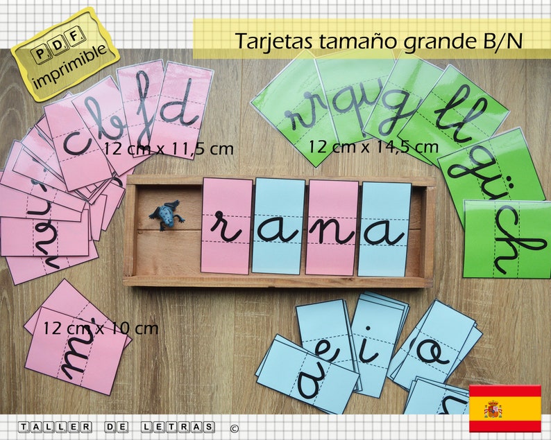 Puede incluir: Un conjunto de tarjetas de letras imprimibles en blanco y negro, con letras cursivas de diferentes tama&ntilde;os. Las tarjetas est&aacute;n impresas en papel rosa, azul y verde. Las tarjetas est&aacute;n dispuestas en una bandeja de madera con una figura de rana. El texto en las tarjetas dice "PDF imprimible", "Tarjetas tama&ntilde;o grande B/N", "wraig ll", "rana", "ch", "ia", "m&sup3;", "12 cm x 11,5 cm", "12 cm x 14,5 cm", "12 cm x 10 cm", "TALLER DE LETRAS".