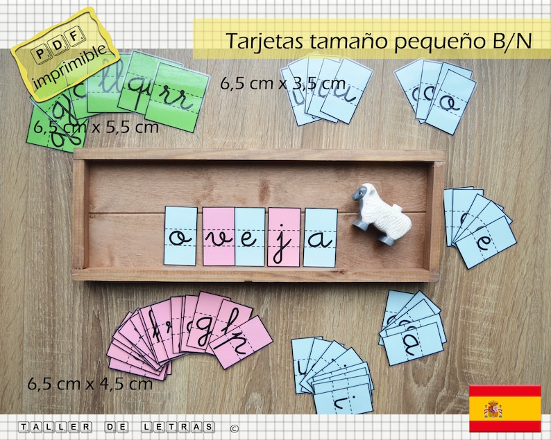 Puede incluir: Un conjunto de tarjetas de letras imprimibles en espa&ntilde;ol. Las tarjetas miden 6,5 cm por 5,5 cm y presentan letras cursivas en negro sobre un fondo verde. Las tarjetas est&aacute;n dispuestas en forma de abanico sobre una superficie de madera. El texto "PDF imprimible" es visible en una pegatina amarilla.