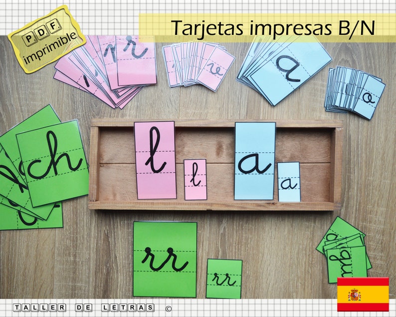 Puede incluir: Un conjunto de tarjetas de letras imprimibles en blanco y negro. Las tarjetas presentan letras cursivas en verde, rosa y azul. Las letras est&aacute;n divididas en dos secciones, con una l&iacute;nea en el medio. Las tarjetas est&aacute;n etiquetadas "Tarjetas impresas B/N" y "PDF imprimible".