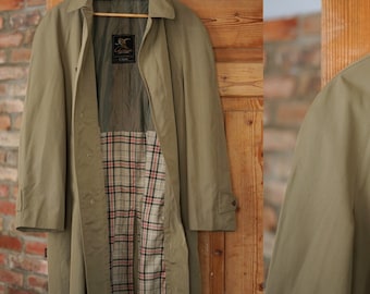 Abrigo verde oliva estilo años 60, hombros redondeados, estilo campestre británico.