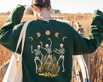 Tanzende Skelette Lagerfeuer Sweatshirt, Witchy Back Print