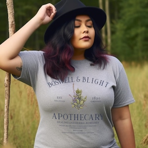 Könnte beinhalten: Ein graues T-Shirt mit einem Vintage-Apothekenlogo mit dem Text "Boswell & Blight", "Est. Helston", "1820 Cornwall" und "Apothecary: Healing and Herbal Remedies".