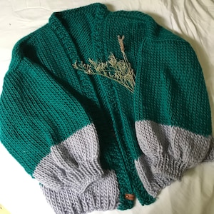 Handgestrickte übergroße 100 % Wolle Strickjacke - Teal & Lila