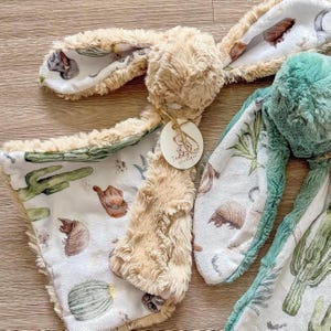 Western Bunny Lovey: Braunes Minky Baby Schmusetuch mit Kaktus und Cowboy Muster