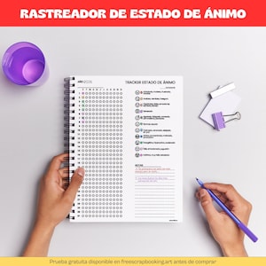 Puede incluir: Un diario de seguimiento del estado de ánimo con espiral con el título "RASTREADOR DE ESTADO DE ÁNIMO" en rojo. El diario está abierto en una página con un diseño de calendario e indicadores de estado de ánimo.