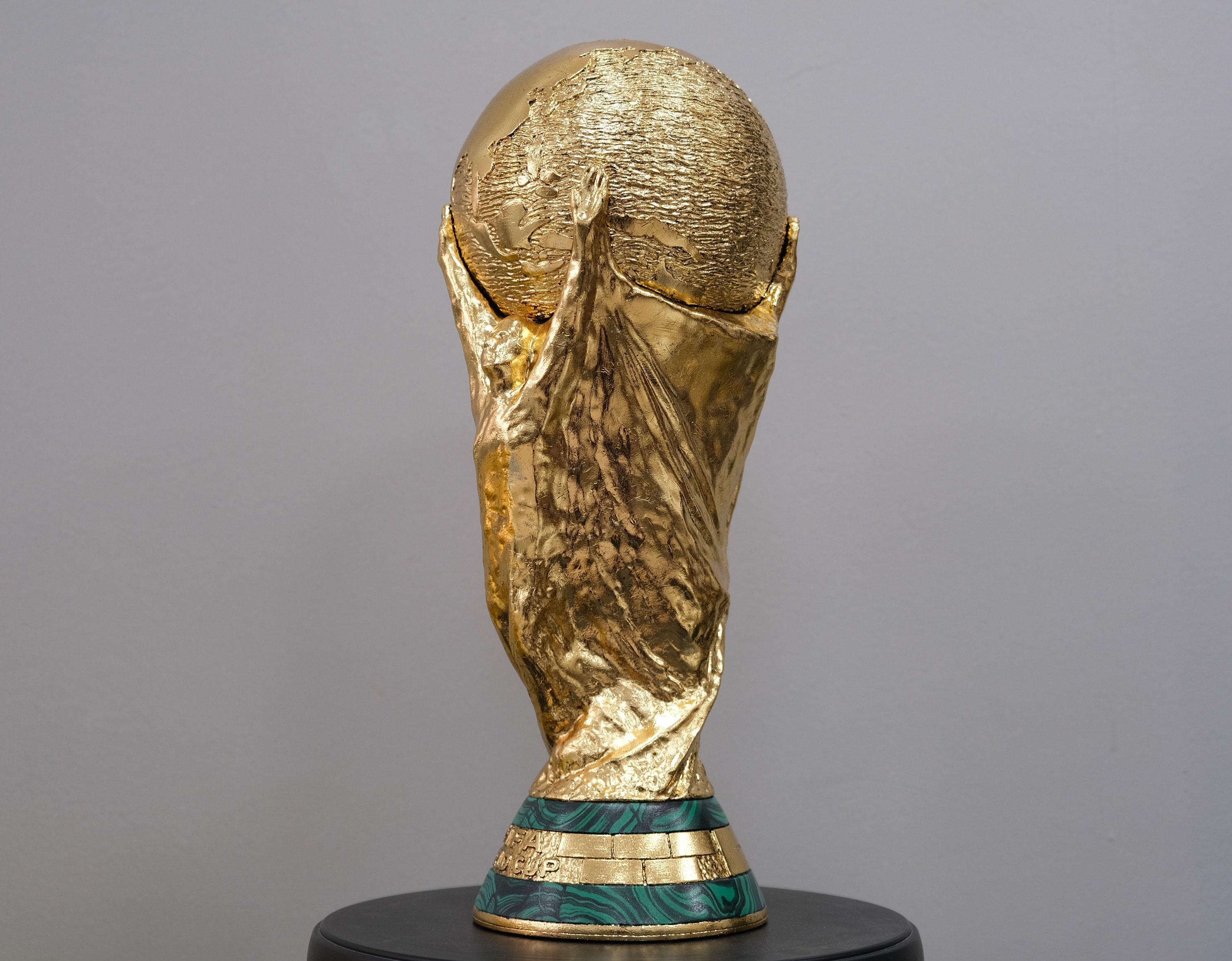 Une réplique exacte de la Coupe du Monde de la FIFA 2022 Trophée