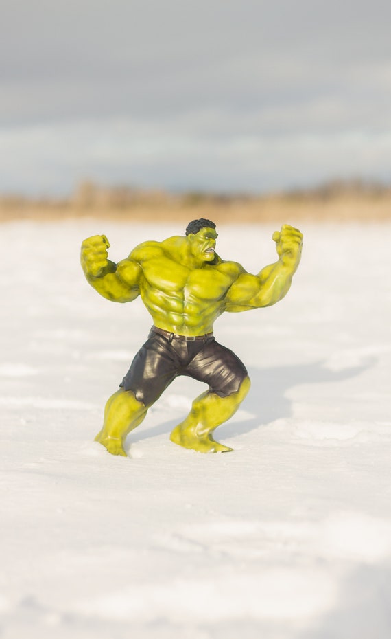 Incredible Hulk Figurine Marvel Collectible Statue Avengers Figure 