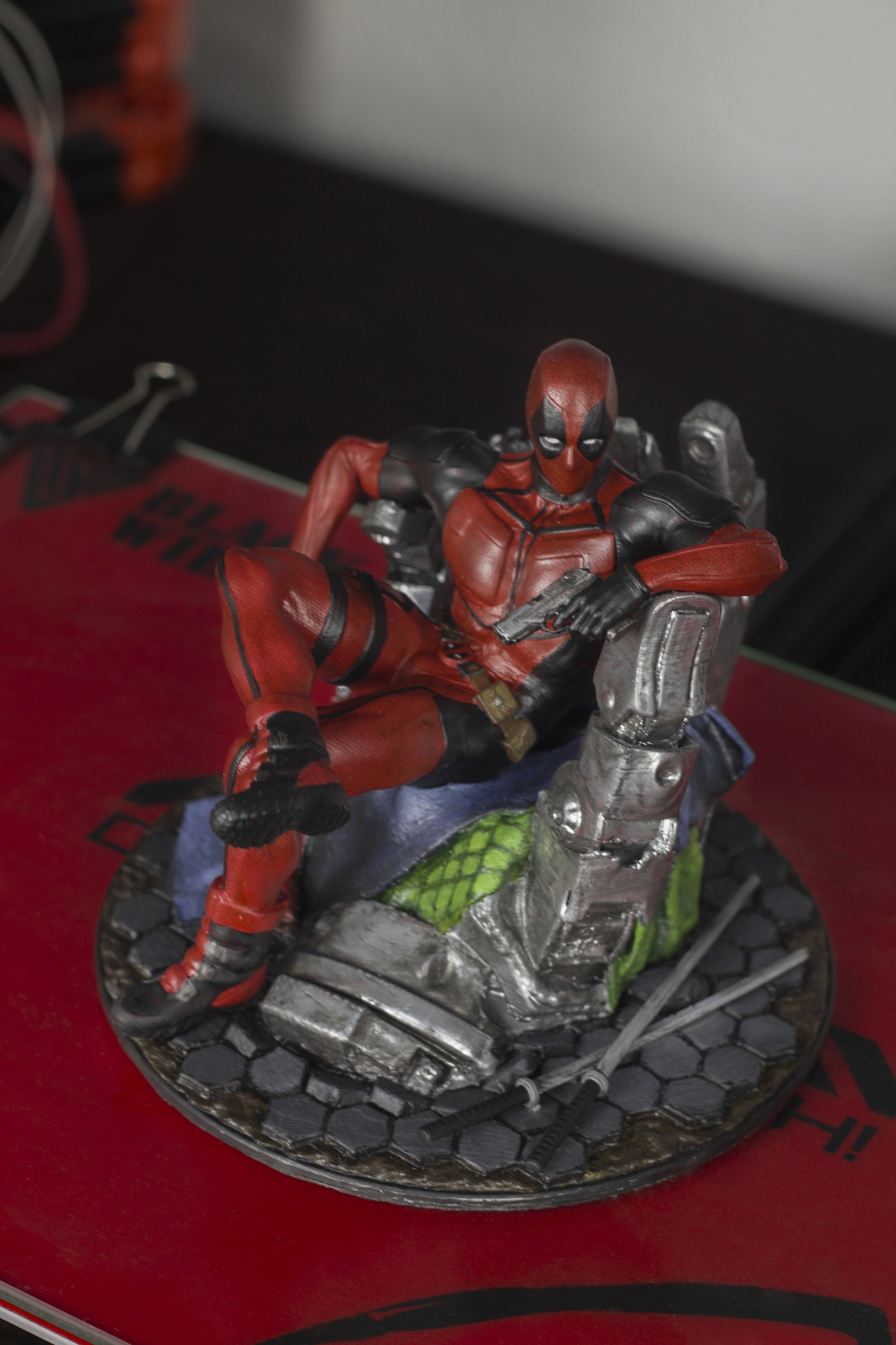 Deadpool and Lady Deadpool Figurine Marvel Collectibles Figure 