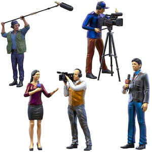 Könnte beinhalten: Eine Sammlung von Miniaturfiguren, die verschiedene Medienprofis darstellen. Die Figuren umfassen einen Tontechniker mit einer Angelmikrofon, einen Kameramann mit einem Stativ, einen Reporter mit einem Mikrofon und eine Nachrichtensprecherin.