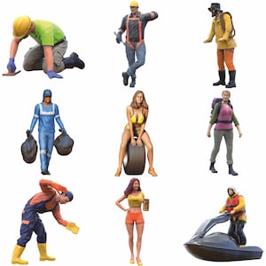 Può includere: Una collezione di figurine in miniatura raffiguranti varie occupazioni e attività. Le figurine includono un operaio edile, un meccanico, un netturbino, una donna in bikini, un'escursionista, una persona con impermeabile giallo, una donna con birra e una persona su una moto d'acqua.