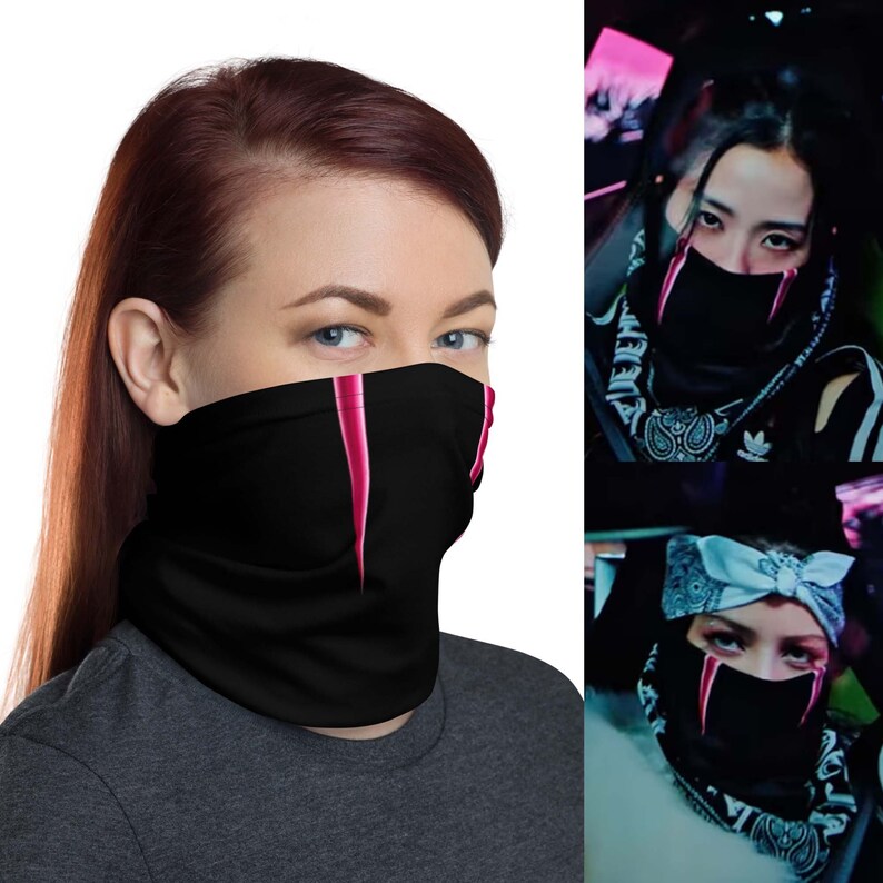 K&ouml;nnte beinhalten: Schwarze Gesichtsmaske mit zwei vertikalen rosa Streifen. Die Maske wird von einer Person mit roten Haaren getragen. Das Bild zeigt auch eine Nahaufnahme einer Person, die die gleiche Maske tr&auml;gt.