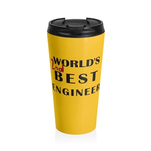 Op de afbeelding: Een gele reismok met een zwart deksel. De mok heeft de tekst "2nd World's Best Engineer" in het zwart, met de "2nd" in het rood. De mok is ontworpen om dranken warm of koud te houden.