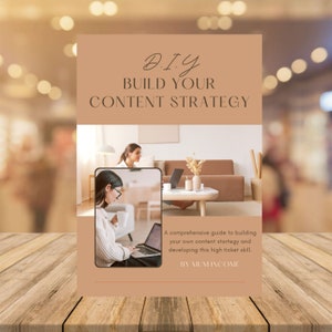 Op de afbeelding: Een bruine en beige digitale gids met de tekst "D.I.Y BUILD YOUR CONTENT STRATEGY" en "A comprehensive guide to building your own content strategy and developing this high ticket skill. BY MUMINCOME". De gids toont twee vrouwen die in een woonkamer aan laptops werken.