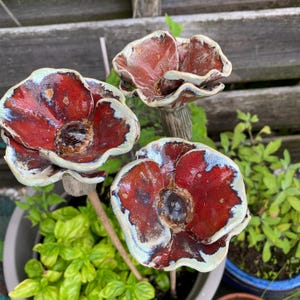 Fiore in ceramica fatto a mano – Decorazione da giardino sostenibile