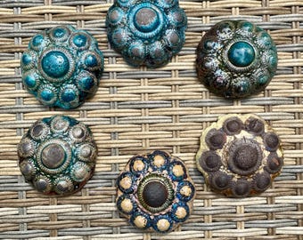 Handgefertigter Keramikknopf aus Zeeland, Raku-gebrannter Keramik