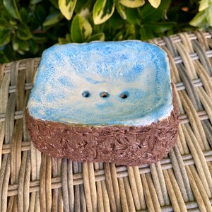 Puede incluir: Un juego de tres cuencos de cerámica anidados en tonos azules, verdes y blancos. Los cuencos presentan un esmalte moteado y un diseño sencillo y moderno. El cuenco más grande tiene aproximadamente 15 cm de diámetro.