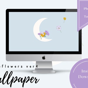 Könnte beinhalten: Eine digitale Illustration eines zunehmenden Mondes mit lila und gelben Blumen auf hellblauem Hintergrund. Das Bild wird auf einem Computerbildschirm angezeigt, unter dem der Text "Moon Flowers ver 4 Wallpaper" steht.