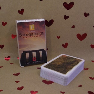 Les célèbres cartes à jouer STONEHEDGE - Heritage © "playing card company TRIOVIEW" - 52 vues - sans jokers - vintage de 1998