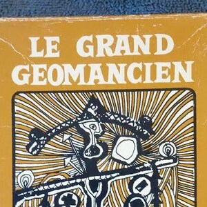 Mazzo di tarocchi completo vintage francese degli anni '70 delle carte Le Grand Geomancien di Grimaud, accessorio retrò per la predizione del futuro dalla Francia