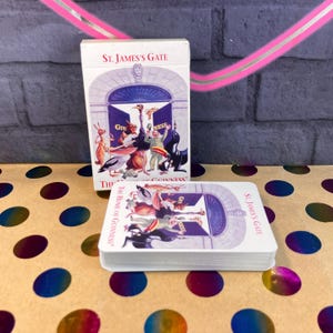 GUINNESS-Werbespielkarten – Carta Mundi – komplett – schöne Figuren auf den Buben, Frauen und Männern – hergestellt etwa 1998 – „ST JAMES Gate“.
