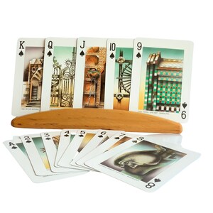Naipes antiguos, 52 cartas, arquitectura de Gaudí por el artista Josep Oppisso, ilustraciones bellamente representadas.