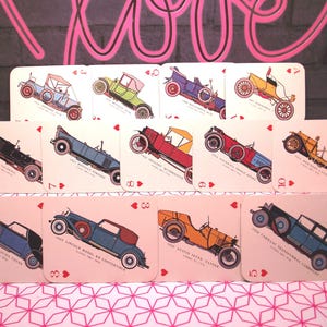 Jeu rare et hors standard de 54 cartes à jouer, illustré de voitures anciennes, 2 jokers, vintage des années 1970 environ, jeu de cartes unique