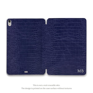 Initialen iPad-hoesje Esthetisch gepersonaliseerd monogram iPad 10e 9e iPad Air 11 5e 10.9 Pro 12,9 Mini 7 6 blauwe aangepaste hoes met krokodillenprint
