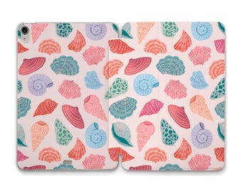 Può includere: Una custodia per tablet rosa chiaro con un motivo a conchiglie colorate. Il design presenta varie conchiglie nei toni del rosa, arancione, blu e verde. La custodia è aperta, mostrando il design interno ed esterno.