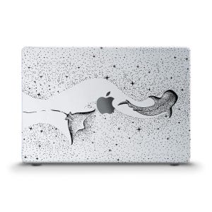 Peut inclure: Coque d'ordinateur portable blanche avec une illustration en noir et blanc d'une raie manta, d'un requin-baleine et d'une pomme. Le design est placé sur un fond étoilé, créant un thème céleste. La coque est conçue pour un ordinateur portable.