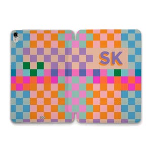 Może przedstawiać: Kolorowe, kratkowane etui na telefon z inicjałami "SK" w stylu 3D.