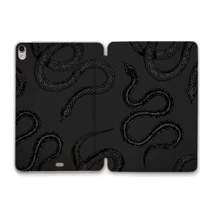 Pode incluir: Ilustração em preto e branco de cobras em um fundo preto. As cobras estão em um padrão repetitivo e todas olham em direções diferentes. A ilustração está em uma capa de telefone.