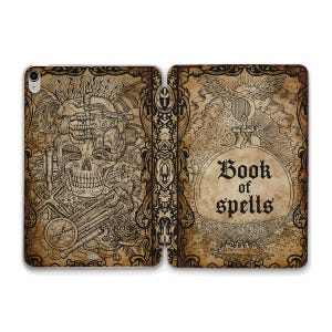 Peut inclure: Une couverture de livre de style vintage avec une illustration complexe d'un crâne et d'engrenages sur le côté gauche et une image stylisée d'une fiole de potion avec le texte "Book of Spells" sur le côté droit.
