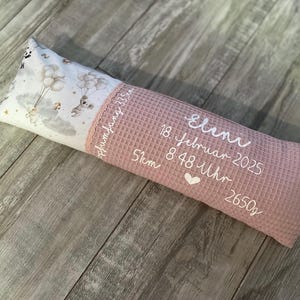 Könnte beinhalten: Eine rosa-weiße Babydecke mit Waffelstruktur. Die Decke ist mit dem Namen "Eleni" bestickt, sowie mit dem Datum "18. Februar 2025" und der Uhrzeit "8:48 Uhr". Die Decke ist auch mit dem Gewicht des Babys, "2650g", und der Länge, "51cm", bestickt.