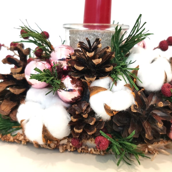 Centre de table de Noël et d'hiver avec des couleurs naturelles et des bougies