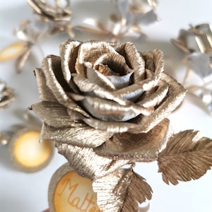 Aanpasbare platinakleurige tijdelijke aanduiding voor bruiloften, elegante handvormige rozen voor jubilea, metalen decoratie voor op tafel