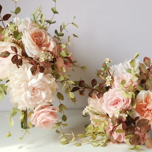 Set bouquet da sposa e damigella personalizzabili realizzati in carta crespa, fiori realistici fatti a mano