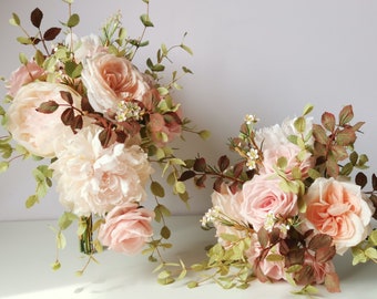 Customizable bridal and bridesmaid bouquet set made of crepe paper, realistic handmade flowers