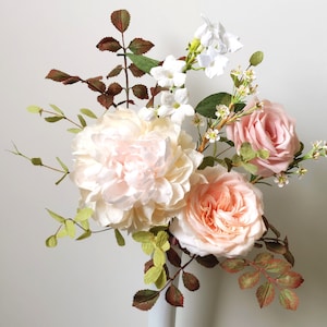 Disposizione di fiori di carta crespa realistici con stelo, arte botanica, composizione floreale personalizzabile, centrotavola matrimonio
