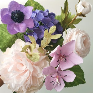 Bouquet di fiori di carta crespa con stelo componibile e personalizzabile, centrotavola artigianale per eventi, regalo per sposa e invitati