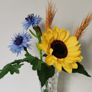 Mazzo di fiori campestri di carta crespa realizzato a mano. Girasole e fiordaliso con stelo. Home decor. Regalo per lei. Regalo per lui.