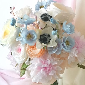Romantici bouquet da sposa e damigella fatti a mano con fiori di carta  dai toni pastello dipinti a mano, set matrimonio personalizzabile